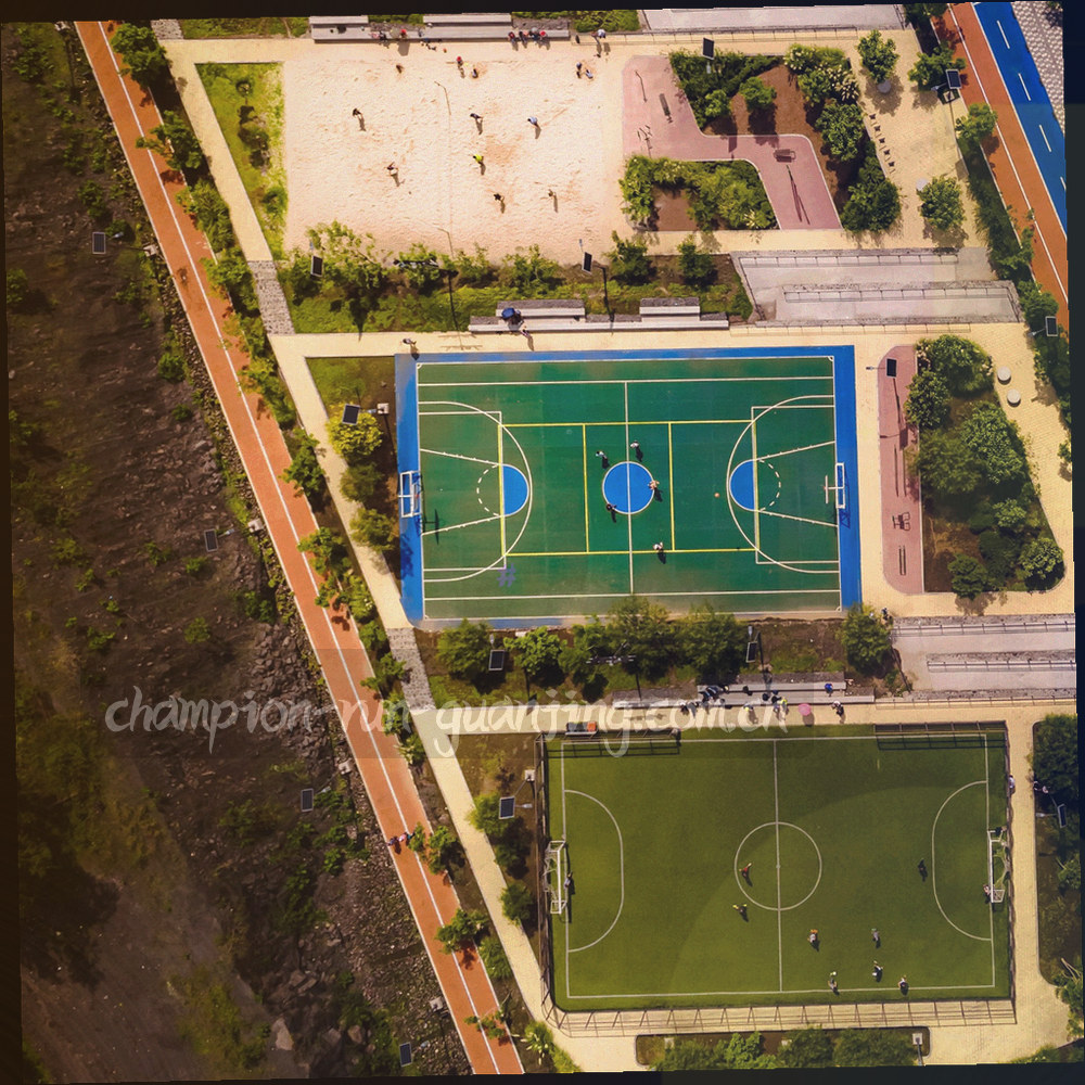 桌面上摊开的射门统计图表与手写标注俯拍，画面中无人物面部